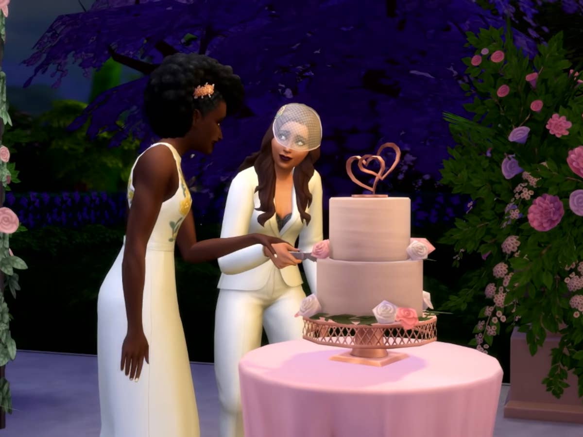 Zwei lesbische Sims schneiden gemeinsam einen Kuchen in Die Sims 4 Meine Hochzeitsgeschichte.