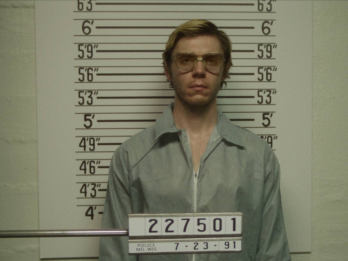 Ein Szenenbild von der Netflix-Serie Dahmer.