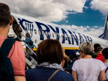 Am Flughafen in Berlin steigen Passagiere in eine Boeing 737 von Ryanair.