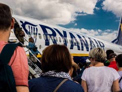 Ticket-Beben: Ryanair gibt Billigtickets auf Am Flughafen in Berlin steigen Passagiere in eine Boeing 737 von Ryanair.