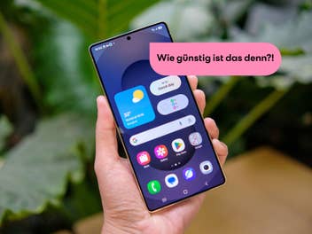 Eine Hand hält das Samsung Galaxy S25 Ultra