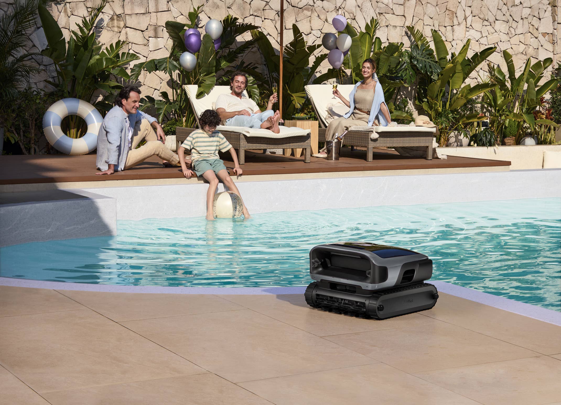 Der Sora 70 Poolroboter von Beatbot an einem Pool. Menschen sitzen dahinter