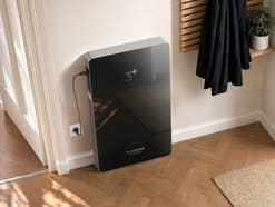 Der SAMDUO Nex E6000 Heimspeicher kompakt an einer Wand innerhalb des Hauses