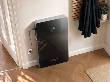 Der SAMDUO Nex E6000 Heimspeicher kompakt an einer Wand innerhalb des Hauses