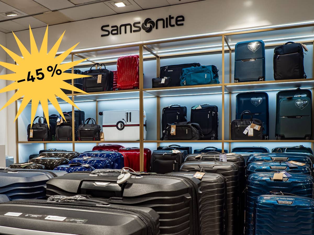 Eine Verkaufsfläche mit Koffern des Herstellers Samsonite, ein Hinweis deutet auf -45 Prozent Rabatt