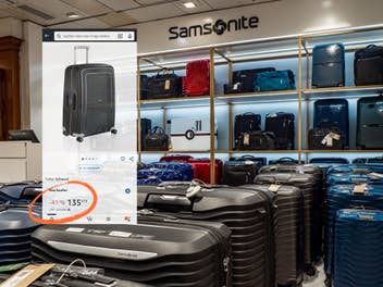 Samsonite-Koffer in einem Laden, ein eingeblendeter Screenshot von Amazon weist auf 41 Prozent Rabatt hin
