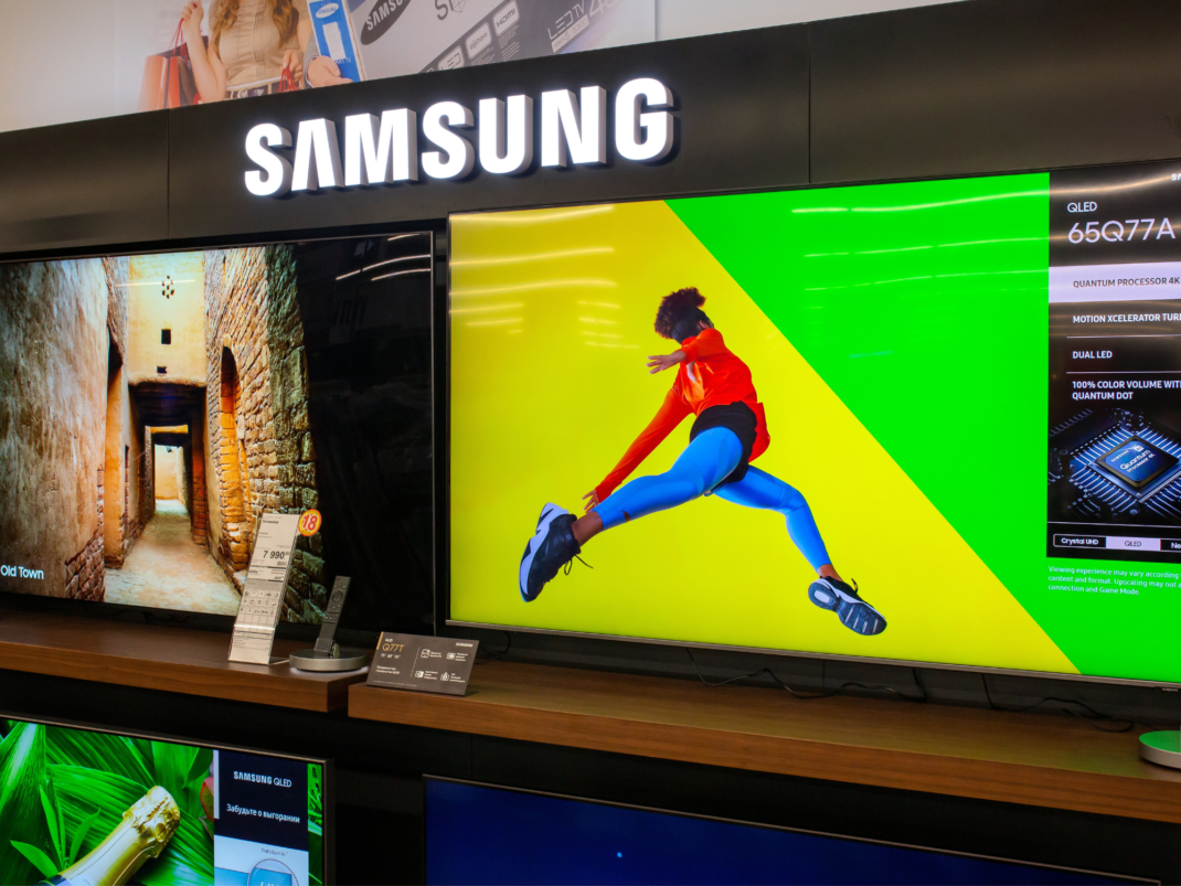 Fast 2 Meter Bildschirm: Riesiger Samsung 4K-TV zum erstaunlich kleinen Preis