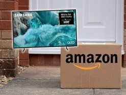 Amazon-Paket vor einer Haustür, daneben freigestellt ein Samsung-Fernseher