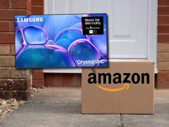 Amazon-Paket vor einer Haustür, daneben ein Samsung 4K-TV