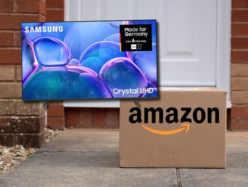 Amazon-Paket vor einer Haustür, daneben ein Samsung 4K-TV