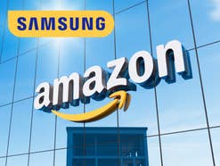 Amazon-Logo an Gebäude mit Glasfront, darauf das Samsung-Logo vor gelbem Hintergrund