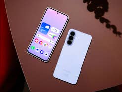 zwei Smartphones von Samsung warten auf Android 17