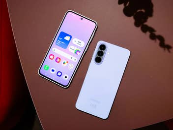 zwei Smartphones von Samsung warten auf Android 17