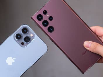 Mobiltelefone von Samsung und Apple