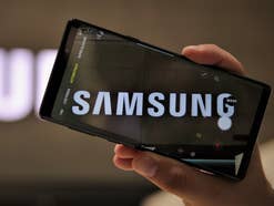 Samsung Schriftzug durch ein Smartphone