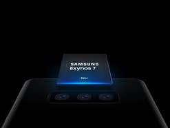Samsung Exynos Series 7 (7904): Prozessor schwebt über einem Smartphone mit drei Kameras