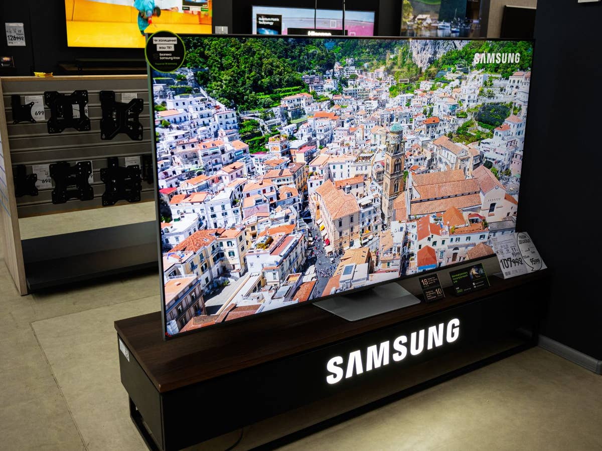Samsung-Fernseher für 1 Euro zum O2-Tarif Samsung-Fernseher in einem Elektronikgeschäft