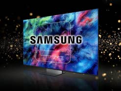 Samsung-Fernseher vor einem schwarzen Hintergrund