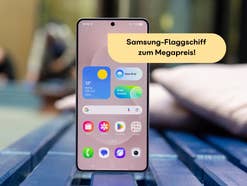 Samsung Galaxy S25 Edge steht auf einer Holzbank