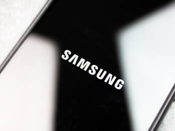Samsung-Logo auf einem Smartphone.