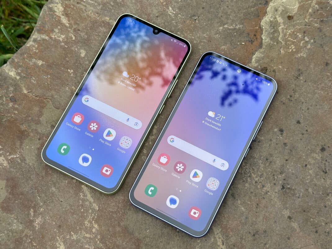 Samsung Galaxy A34 (links) neben dem Galaxy A54 (rechts)