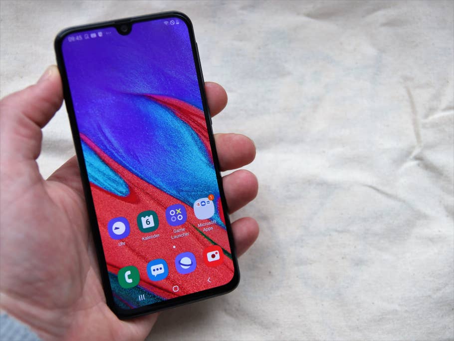 Samsung Galaxy A40 in der Hand