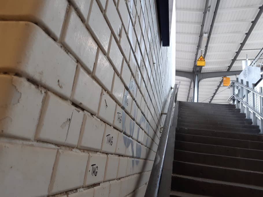 Detail-Foto der Wand am Bahnhof Brühl