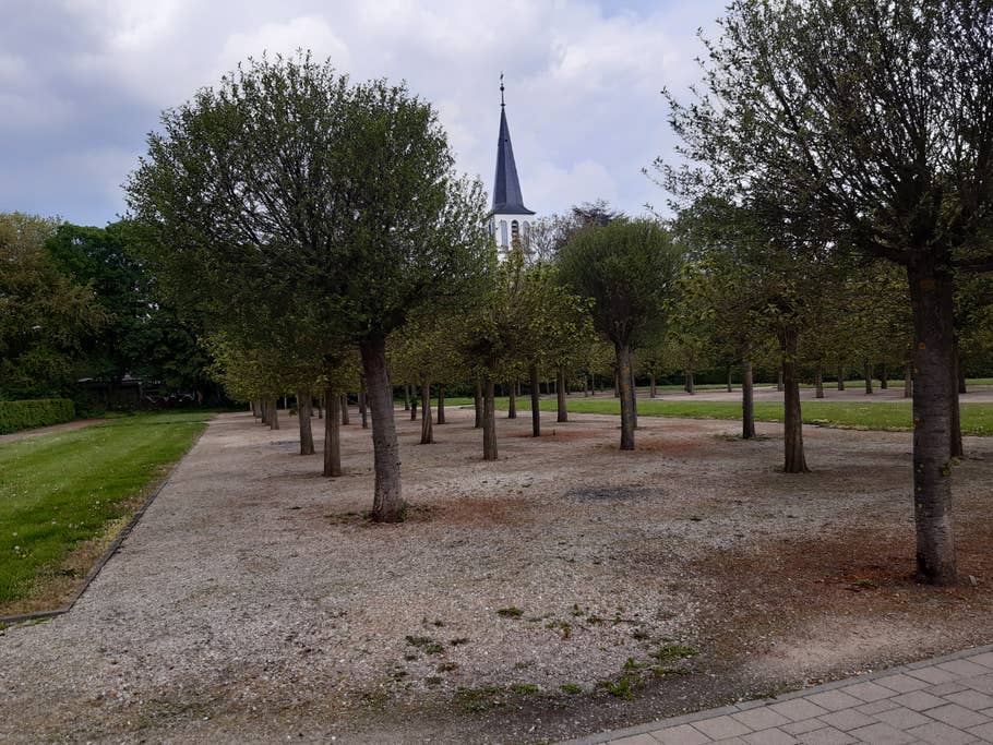 Ein Teil des Schlossgarten in Brühl mit Kirche