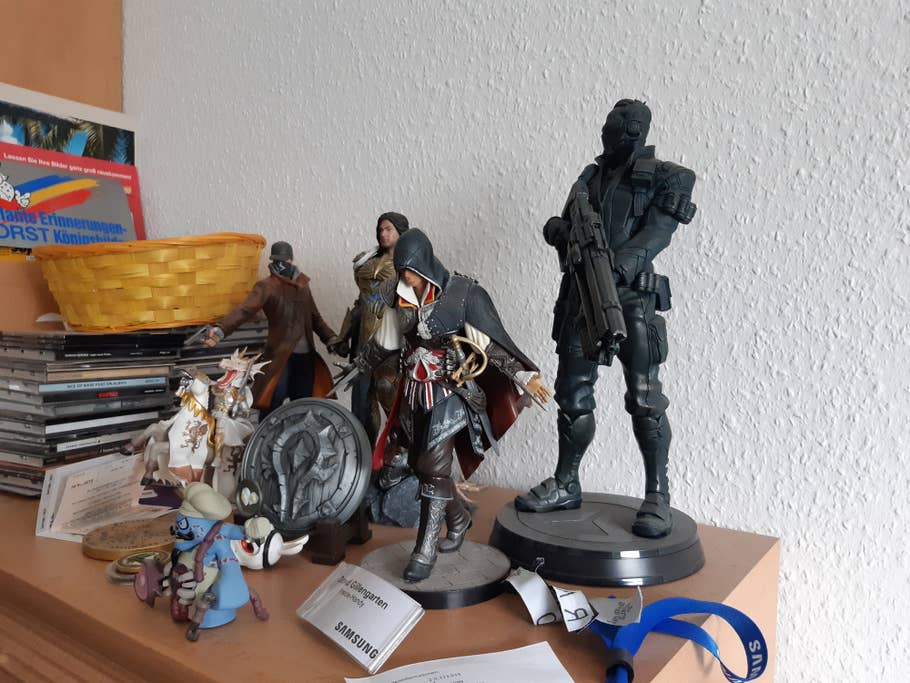 Figuren auf einem Schrank in einer Wohnung