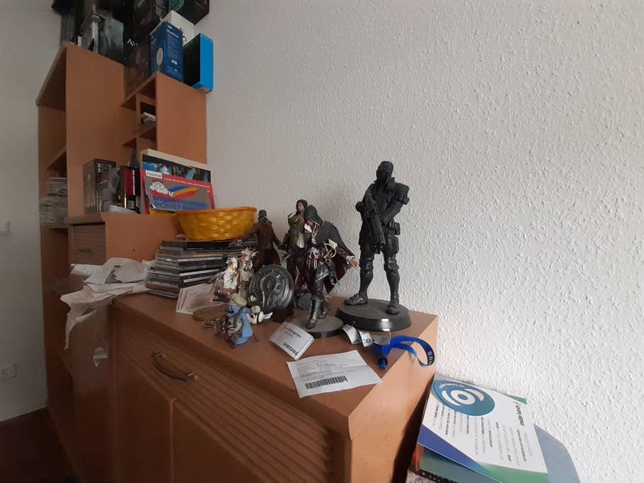 Weitwinkelbild der Figuren auf einem Schrank in einer Wohnung