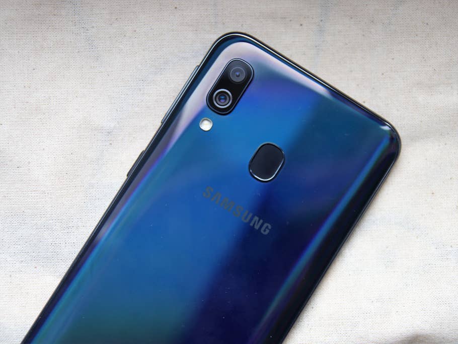 Samsung Galaxy A40 mit Fingerabdrucksensor und Kamera