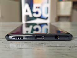 Die Anschlüsse am unteren Rand des galaxy A50: Ein Lautsprecher, USB-C und eine Klinkenbuchse.