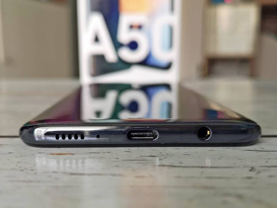 Die Anschlüsse am unteren Rand des galaxy A50: Ein Lautsprecher, USB-C und eine Klinkenbuchse.