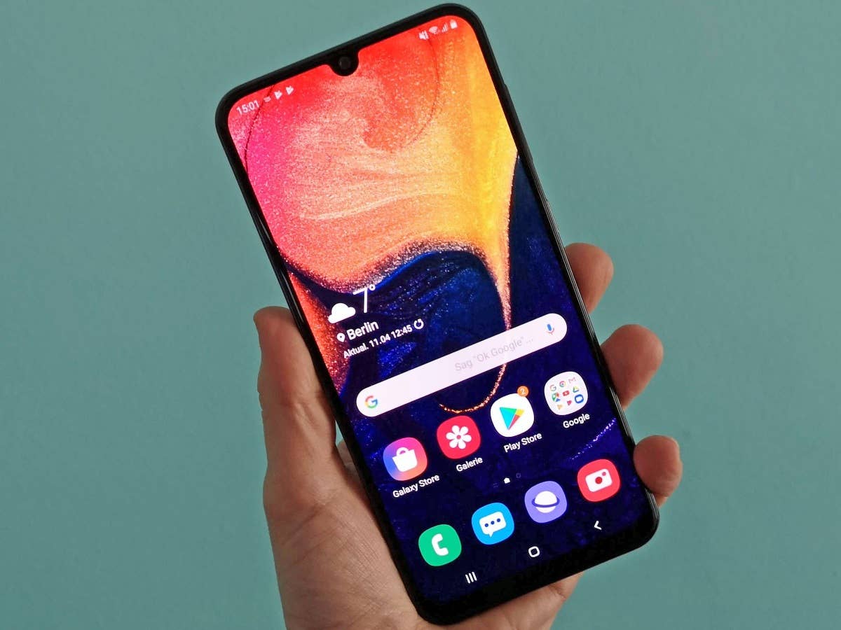 Das Samsung Rückseite des Samsung Galaxy A50 in der Hand gehalten.