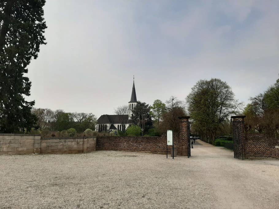 Außenaufnahme im Automatik-Modus. Foto zeigt eine Kirche bei Tageslicht.