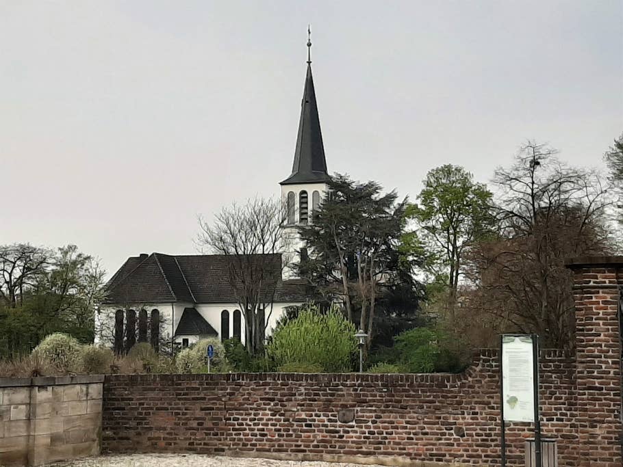 Und das gleiche Motiv mit 2,5-fachem Zoom. Hier wurde in das Motiv reingezoomt, die Kirche ist deutlicher sichtbar.