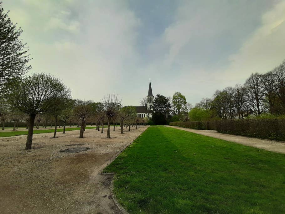 Aufnahme mit Ultra-Weitwinkel. Aufnahme einer Kirche mit Ultra-Weitwinkel.
