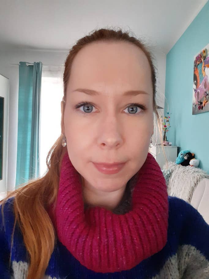 Ohne Bokeh sind Selfies gelungener. Mit Texturen hat die Frontkamera aber Probleme. Selfie ohne Bokeh-Effekt.