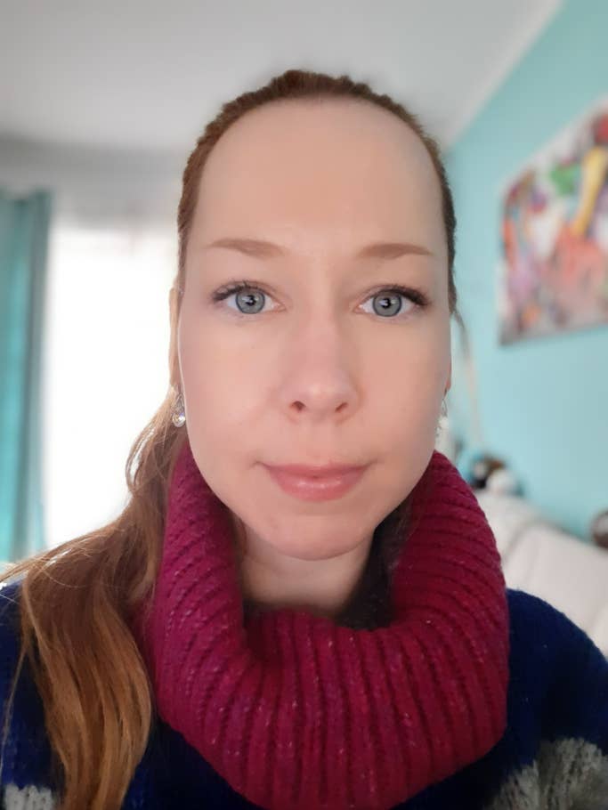 Selfie mit Live Fokus. Der Bokeh-Effekt schneidet leider zu viele Details am Oberkopf ab. Selfie mit Bokeh-Effekt.