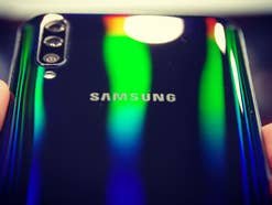 Samsung Galaxy A50 mit Regenbogen-Effekt