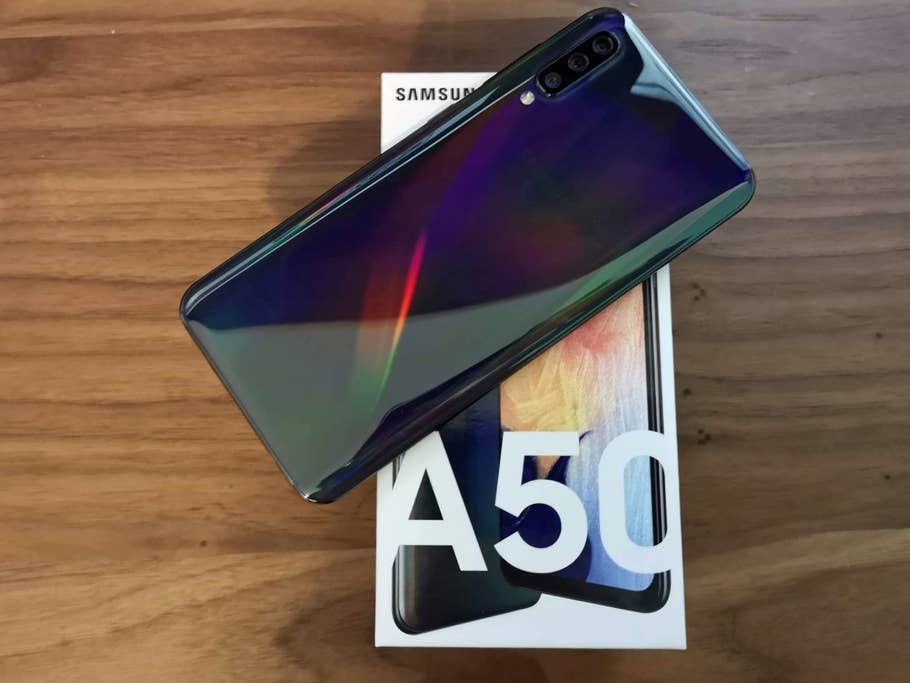 Die Rückseite und der Karton des Samsung Galaxy A50