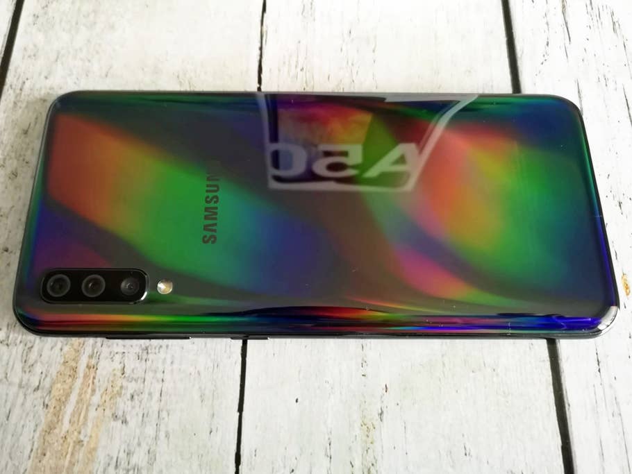Die dunkle Rückseite des Galaxy A50 schimmert in Regenbogenfarben.
