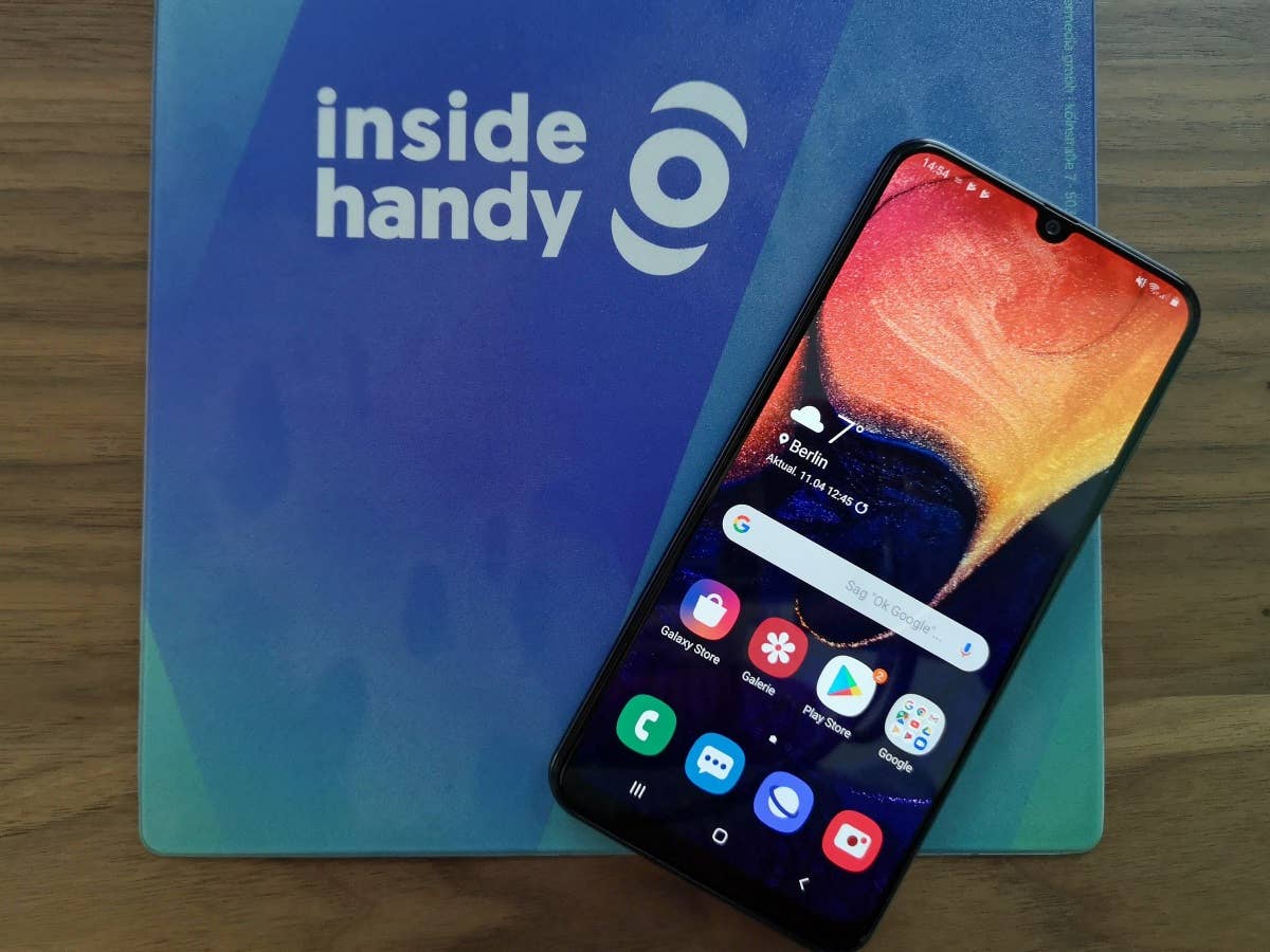 Frontansicht des Galaxy A50 auf Matte mit inside handy-Logo.