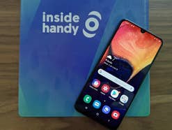 Galaxy A50 im Test von inside handy Frontansicht des Galaxy A50 auf Matte mit inside handy-Logo.