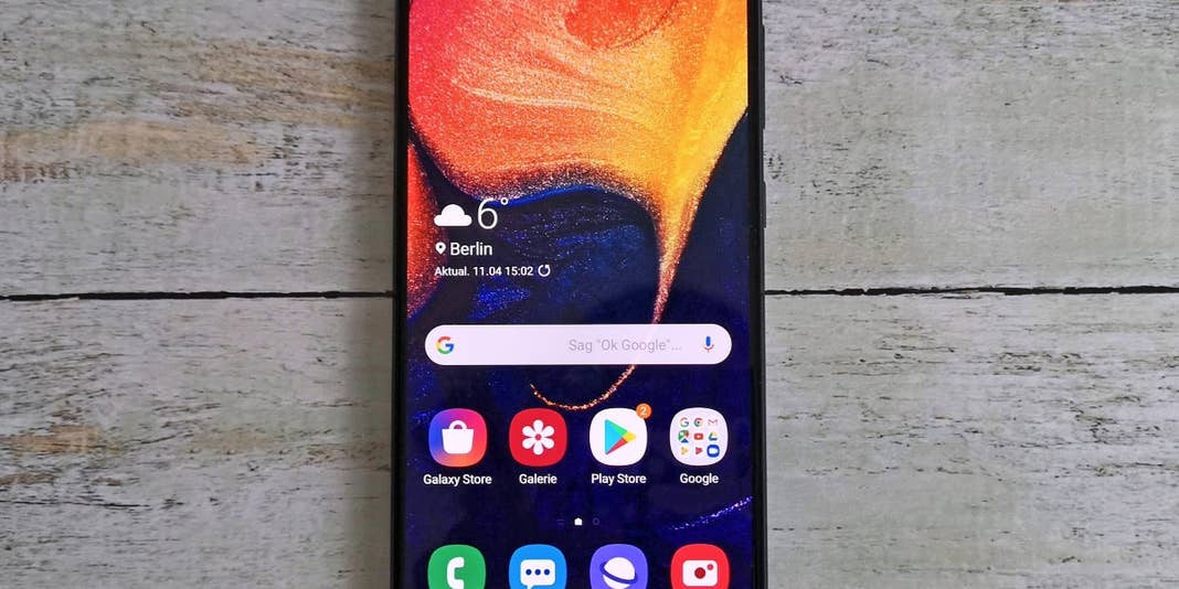 Frontalansicht auf das Display des Samsung Galaxy A50.