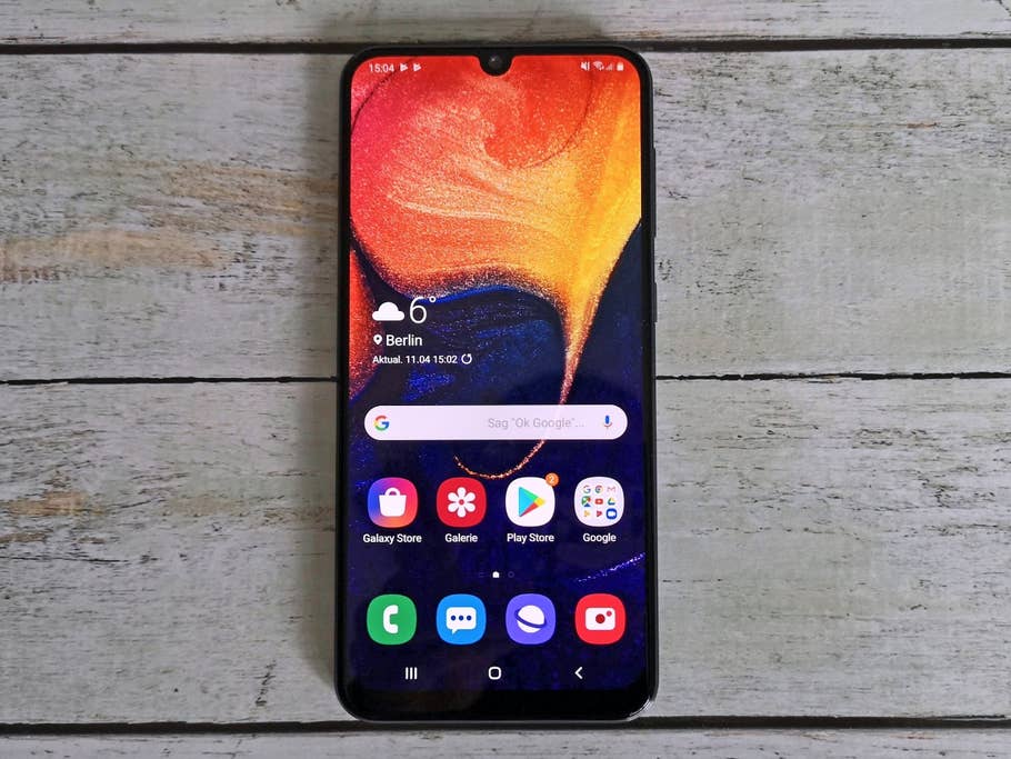 Das Galaxy A50 verfügt über ein Infinity-U-Display mit Tropfen-Notch. Frontalansicht auf das Display des Samsung Galaxy A50.