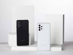 Samsung verspricht wegweisende Verbesserung der Galaxy A Handys Samsung Galaxy A52 in Schwarz und Weiß nebeneinander, Blick auf Rückseite.