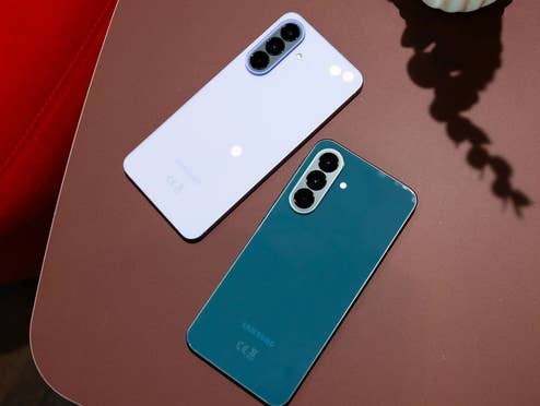 Samsung Galaxy A57 und Galaxy A37 auf einem Tisch