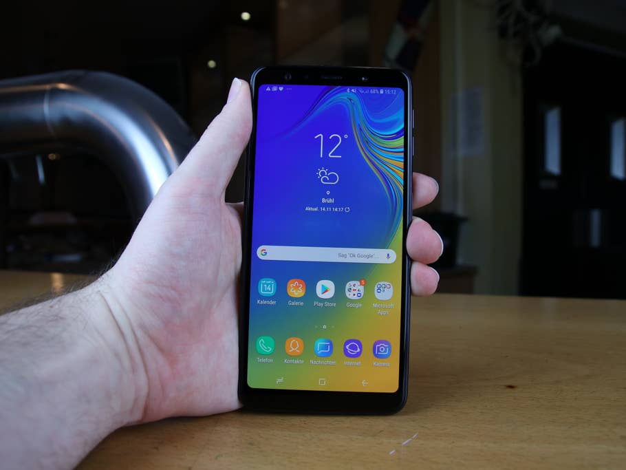 Das Samsung Galaxy A7 (2018) in einer Hand mit dem Display nach vorne