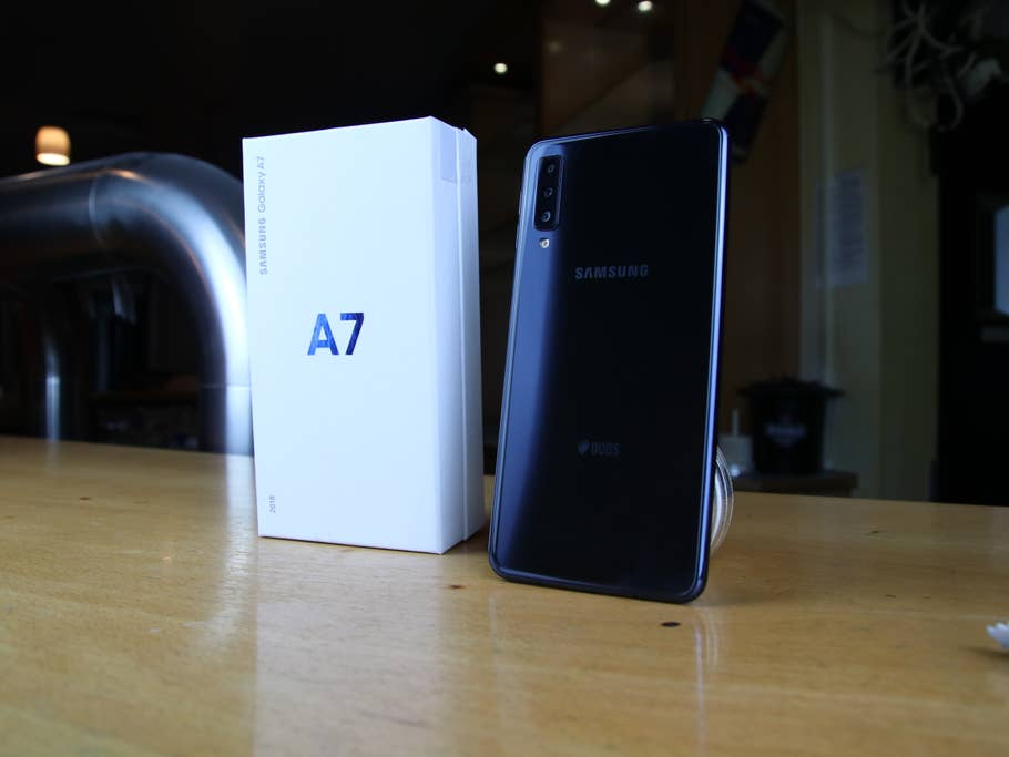 Die Rückseite des Samsung Galaxy A7 (2018) mit Verpackung